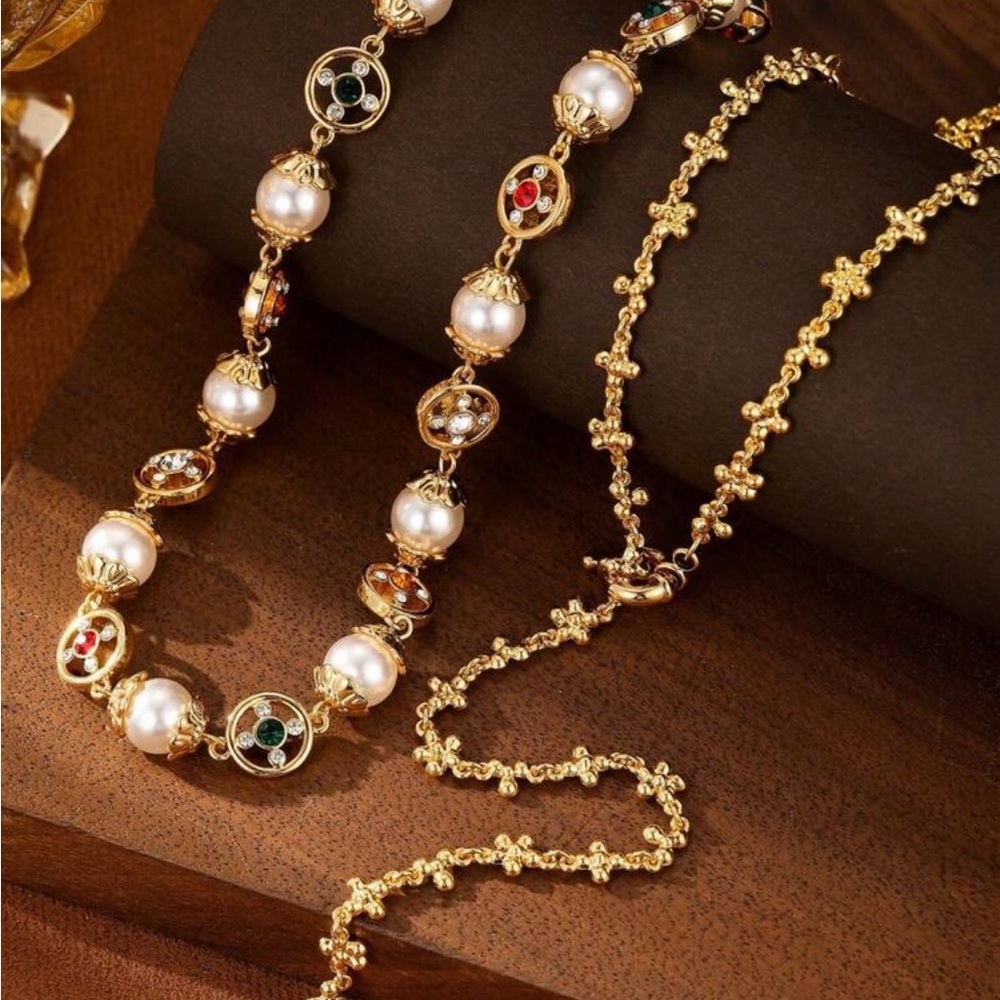 Elegant Gold and Pearl Necklace